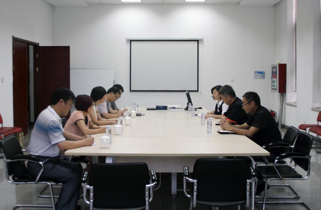 公司领导与与企业负责人和公司毕业生代表座谈