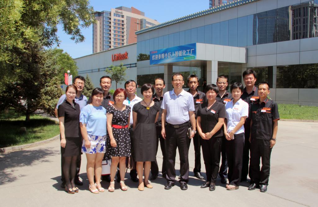 公司领导与部分毕业生合影